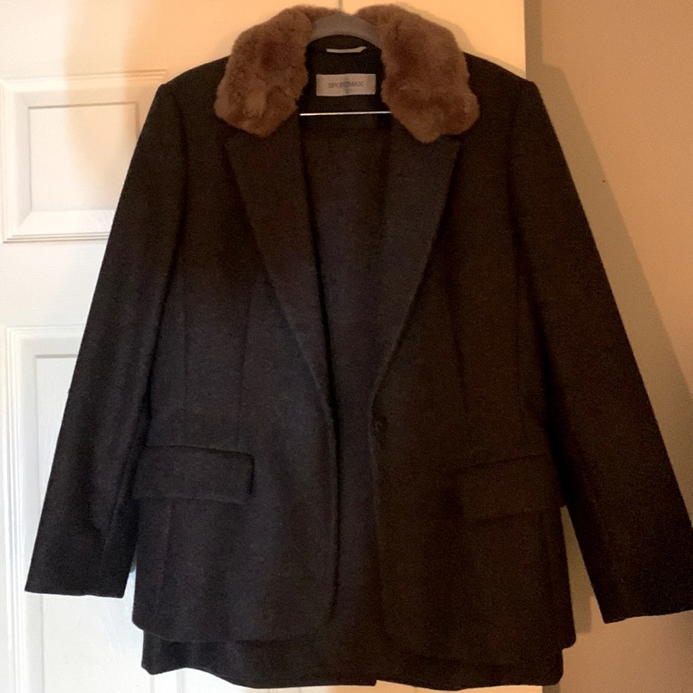 Italian wool Sportmax suit with fur collar. Amazing construction and quality. 12